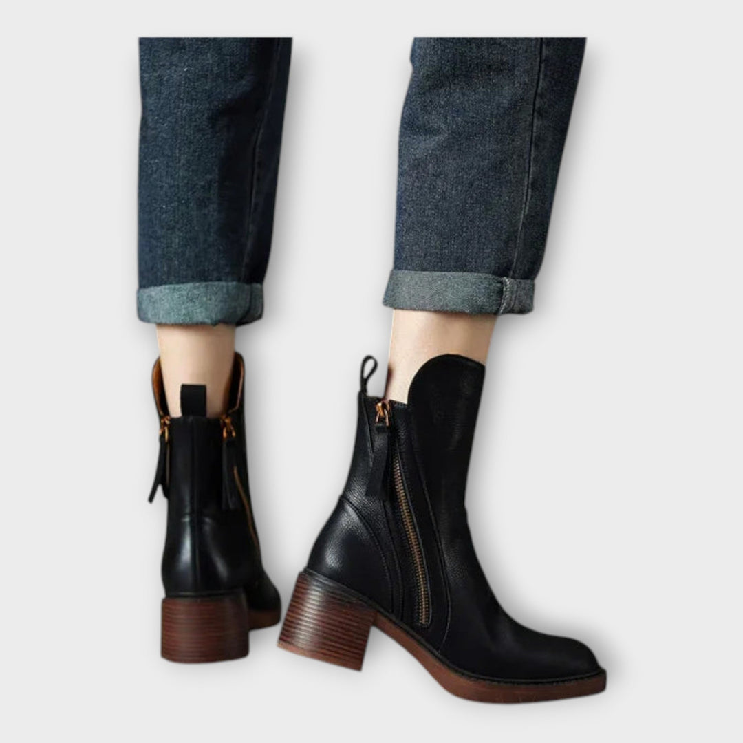 Sofistikované kotníkové boty se zapínáním na zip.