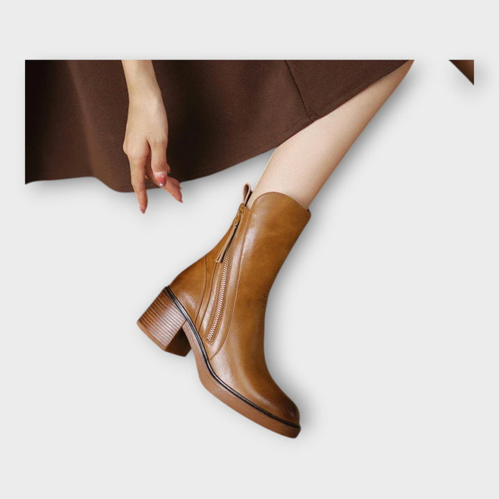 Sofistikované kotníkové boty se zapínáním na zip.