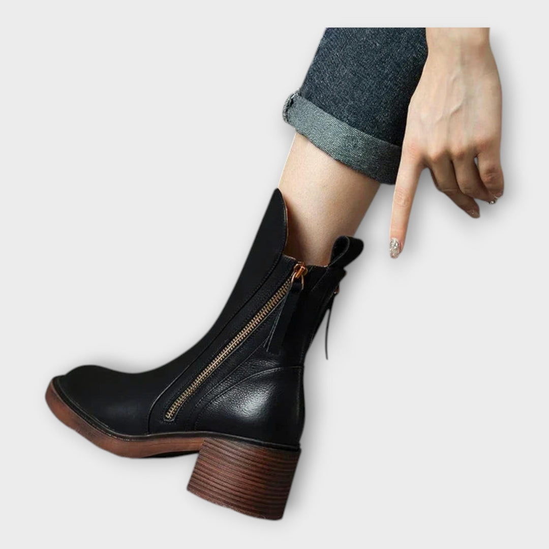 Sofistikované kotníkové boty se zapínáním na zip.